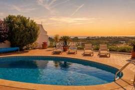 Charming four bedroom villa with sea view for sale in Albufeira, Algarve
