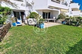 Beautiful 2 bedroom flat in front of the garden and with golf views.