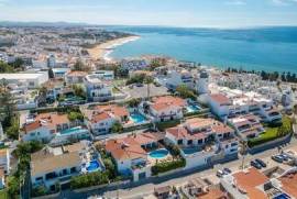 Villa with pool in peaceful area that overlooks the marina and with sea views.