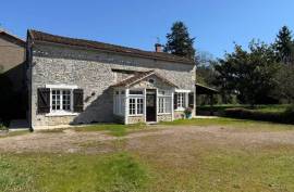 Exclusive  3-Bedroom Property on 2,135 m2 Near Civray 86400 - €129,000
