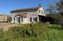 Exclusive  3-Bedroom Property on 2,135 m2 Near Civray 86400 - €129,000