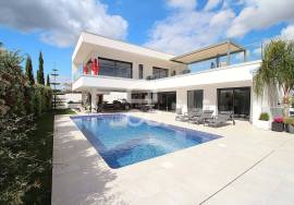 3 bedroom villa with swimming pool, terrace and large garage in Alcantarilha 3 bedroom villa with swimming pool, terrace and large garage in Alcantarilha