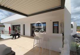 3 bedroom villa with swimming pool, terrace and large garage in Alcantarilha 3 bedroom villa with swimming pool, terrace and large garage in Alcantarilha
