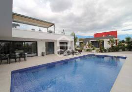 3 bedroom villa with swimming pool, terrace and large garage in Alcantarilha 3 bedroom villa with swimming pool, terrace and large garage in Alcantarilha