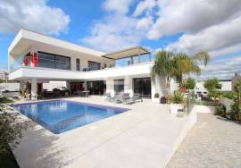 3 bedroom villa with swimming pool, terrace and large garage in Alcantarilha