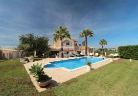 3 + 1 bedroom villa with high profitability potential in Armação de Pêra - Algarve