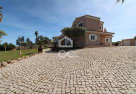 3 + 1 bedroom villa with high profitability potential in Armação de Pêra - Algarve 3 + 1 bedroom villa with high profitability potential in Armação de Pêra - Algarve