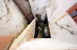 Unique Investment Opportunity in the Heart of Portimão with Rehabilitation Potential