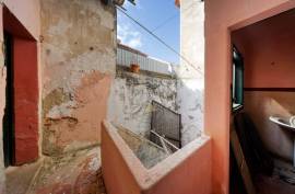 Unique Investment Opportunity in the Heart of Portimão with Rehabilitation Potential