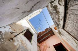Unique Investment Opportunity in the Heart of Portimão with Rehabilitation Potential