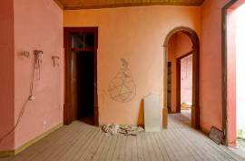 Unique Investment Opportunity in the Heart of Portimão with Rehabilitation Potential