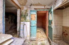 Unique Investment Opportunity in the Heart of Portimão with Rehabilitation Potential
