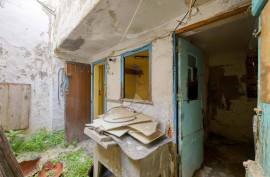 Unique Investment Opportunity in the Heart of Portimão with Rehabilitation Potential