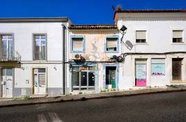Unique Investment Opportunity in the Heart of Portimão with Rehabilitation Potential
