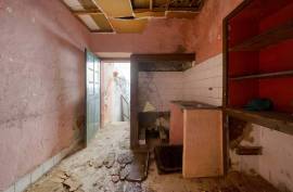 Unique Investment Opportunity in the Heart of Portimão with Rehabilitation Potential