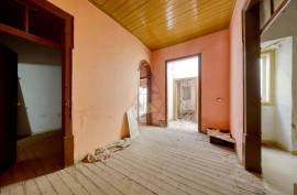 Unique Investment Opportunity in the Heart of Portimão with Rehabilitation Potential