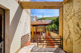 3-storey villa with approved rehabilitation project in Portimão