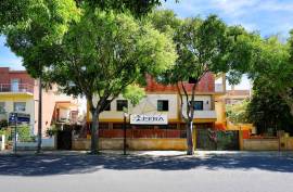 3-storey villa with approved rehabilitation project in Portimão
