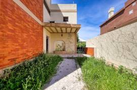 3-storey villa with approved rehabilitation project in Portimão