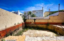3-storey villa with approved rehabilitation project in Portimão