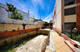 3-storey villa with approved rehabilitation project in Portimão