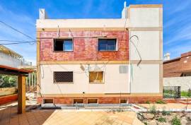 3-storey villa with approved rehabilitation project in Portimão