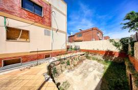 3-storey villa with approved rehabilitation project in Portimão