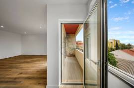 Refurbished 2 Bedroom Apartment with Balconies in Portimão
