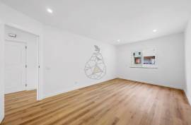 Refurbished 2 Bedroom Apartment with Balconies in Portimão