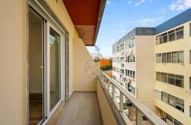 Refurbished 2 Bedroom Apartment with Balconies in Portimão