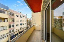 Refurbished 2 Bedroom Apartment with Balconies in Portimão
