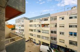 Refurbished 2 Bedroom Apartment with Balconies in Portimão