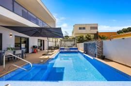 Detached House with Pool and Garage in Monte Canelas - Portimão
