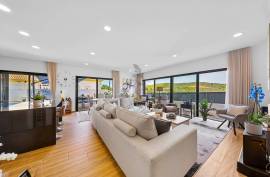 Detached House with Pool and Garage in Monte Canelas - Portimão