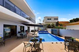 Detached House with Pool and Garage in Monte Canelas - Portimão