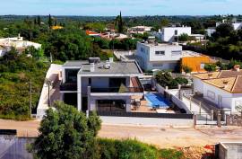 Detached House with Pool and Garage in Monte Canelas - Portimão