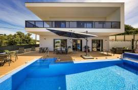 Detached House with Pool and Garage in Monte Canelas - Portimão