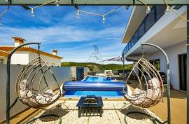 Detached House with Pool and Garage in Monte Canelas - Portimão