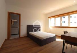 Fully refurbished villa with 6 2 bedroom apartments next to Dias da Silva, Celas.