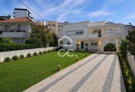 Fully refurbished villa with 6 2 bedroom apartments next to Dias da Silva, Celas.