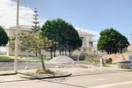 Apartamento T2 com varanda junto à Praia da Consolação