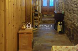 Renovated terraced house with cellar and mezzanine