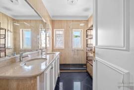 Lush historic residence with swimming pool, gym, sauna and parking in Estoril