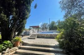 Charming Algarve Countryside Property with Large Plot, in Agostos, Santa Bárbara de Nexe, Faro