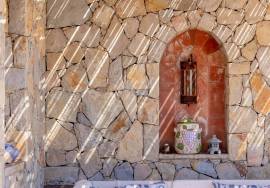 Very private detached 3 bedroom (could be 4) villa with pool, landscaped gardens & sea views. Moncarapacho.