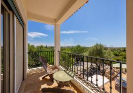 Very private detached 3 bedroom (could be 4) villa with pool, landscaped gardens & sea views. Moncarapacho.