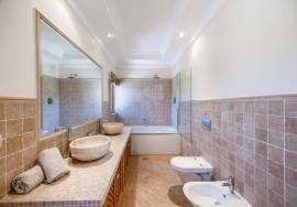 Very private detached 3 bedroom (could be 4) villa with pool, landscaped gardens & sea views. Moncarapacho.