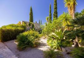 Very private detached 3 bedroom (could be 4) villa with pool, landscaped gardens & sea views. Moncarapacho.