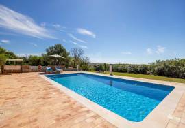 Very private detached 3 bedroom (could be 4) villa with pool, landscaped gardens & sea views. Moncarapacho.