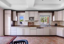 Very private detached 3 bedroom (could be 4) villa with pool, landscaped gardens & sea views. Moncarapacho.